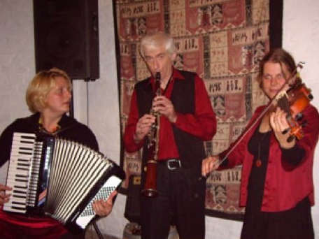 Schnukk spielt osteuropäische Folkmusik mit Akkordeon, Tárogató und Viola