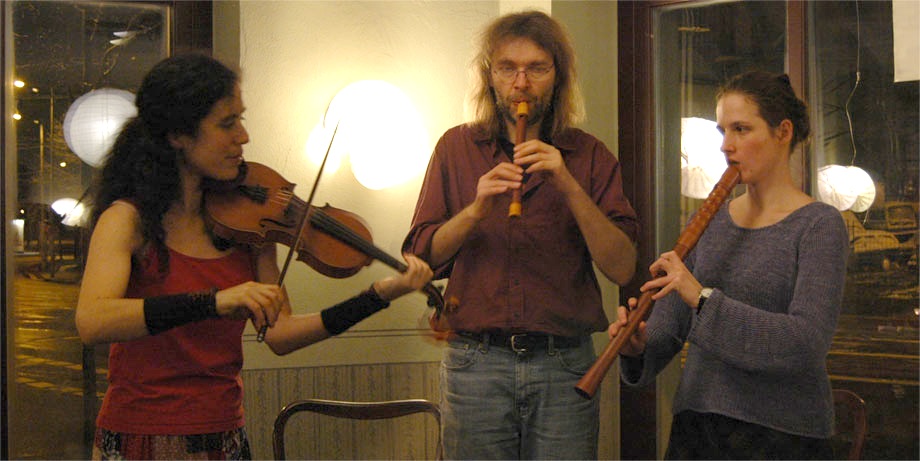 Suzan Emiroglu (Geige), Hans Hegner (Sopran-Blockflöte) und Cosima Hoffmann (Tenor-Blockflöte)